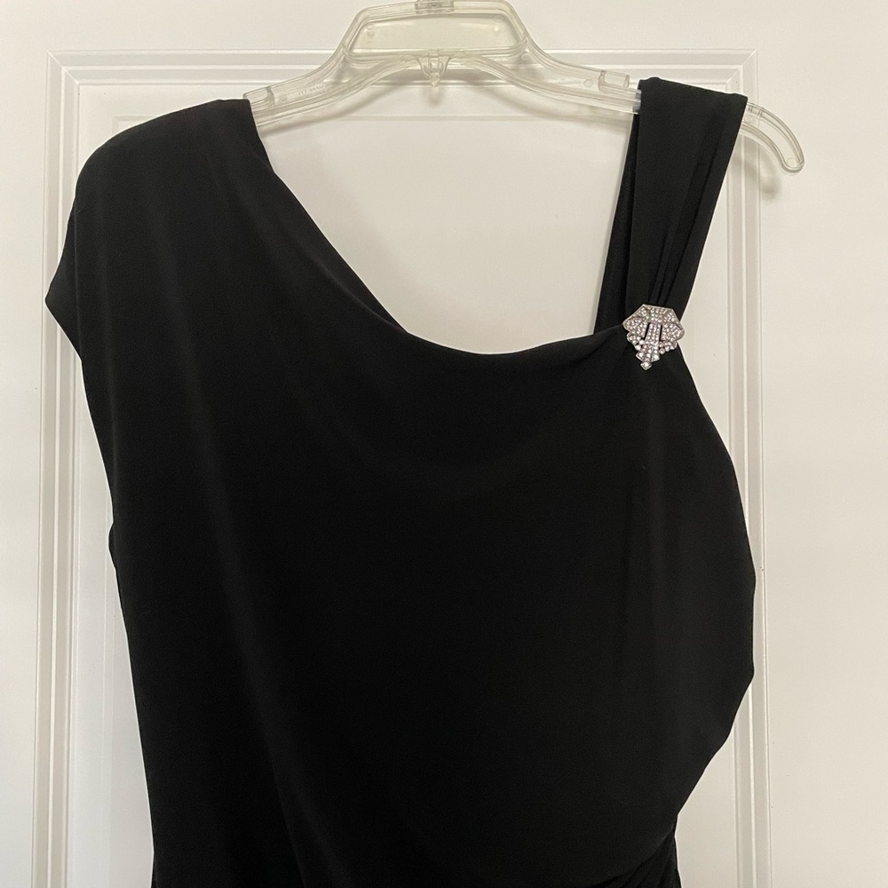Black Floor-length Evening Gown with Brooch